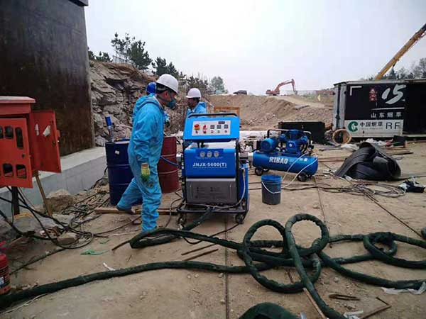 聚脲噴涂機(jī)JNJX-H5600(T)(圖2) 聚脲噴涂機(jī)JNJX-H5600T施工案例
