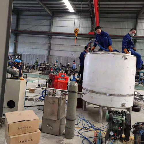 罐體聚氨酯發(fā)泡(圖3) 罐體聚氨酯發(fā)泡夾層灌注